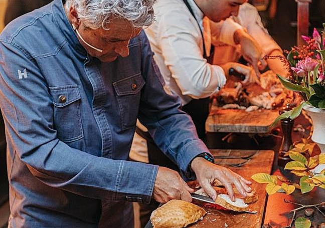 Fernando Canales corta el pavo.