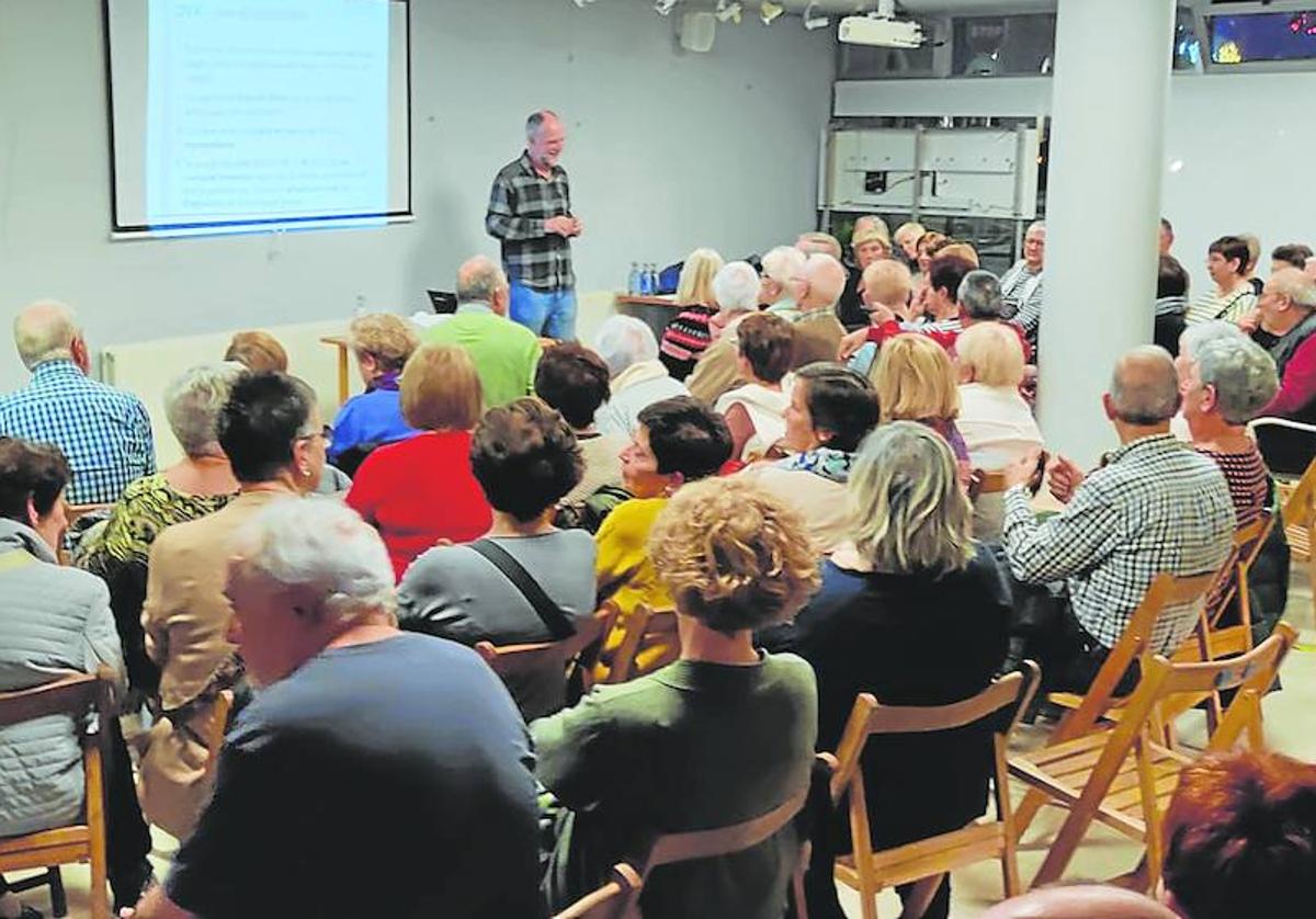 El salón de actos del hogar del jubilado se llenó de público para seguir una conferencia sobre el testamento vital de la asociación Derecho a Morir Dignamente.