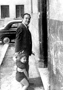 Imagen - El conductor, con su hija de la mano, llegando a casa del parque móvil.