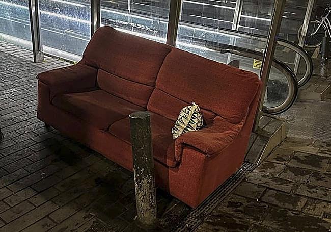 Un sofá, abandonado al comienzo del cantón de la Soledad.