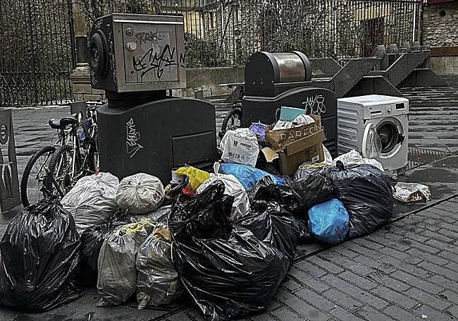 Bolsas de basura e incluso una lavadora alrededor de los buzones.