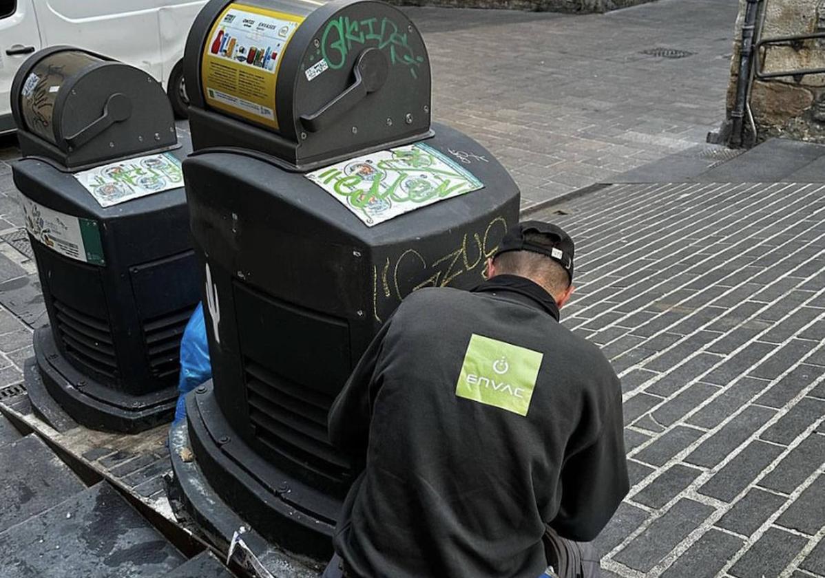 Un operario repara un buzón en el Casco Viejo.