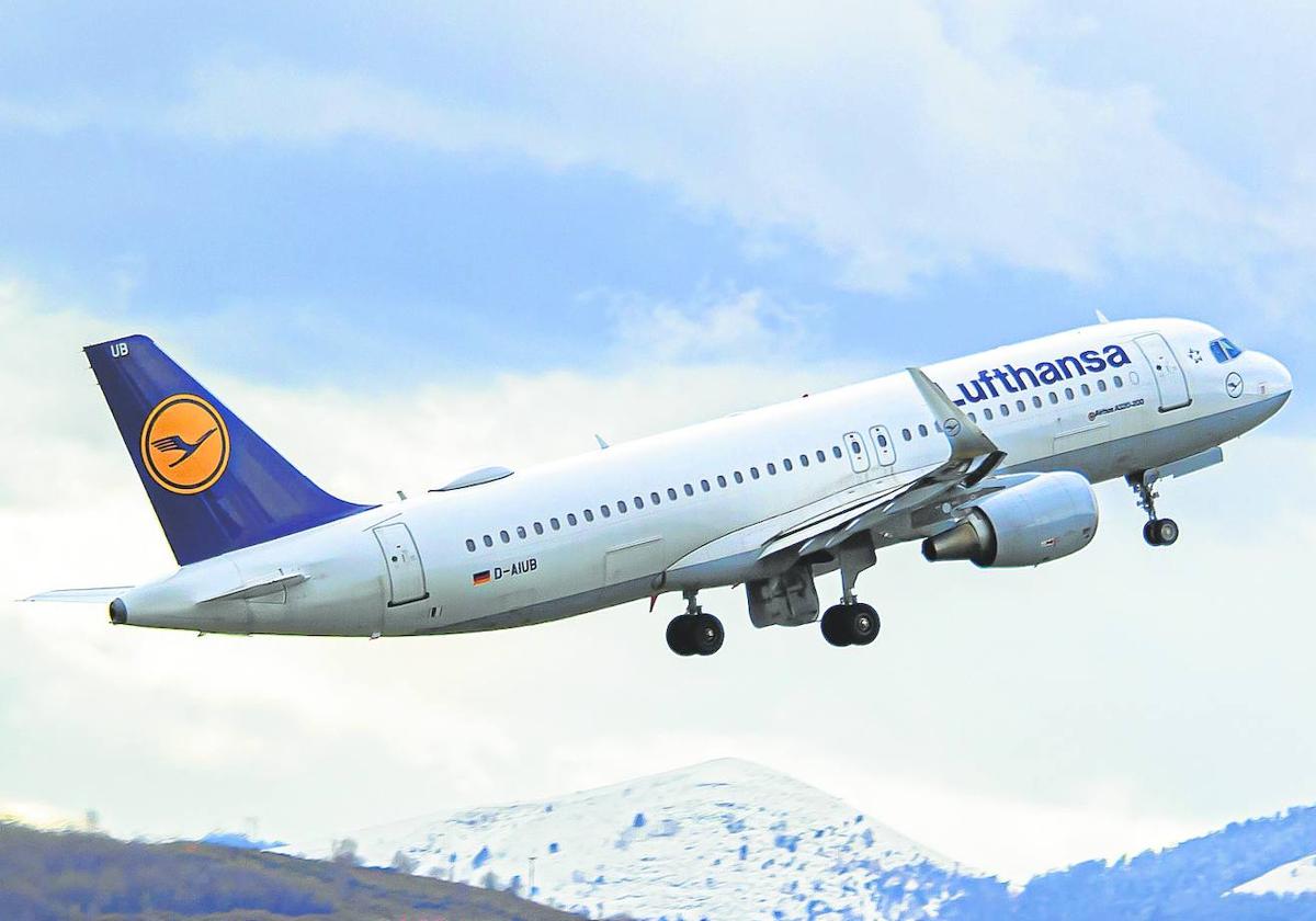 Un avión de Lufthansa, en pleno vuelo.