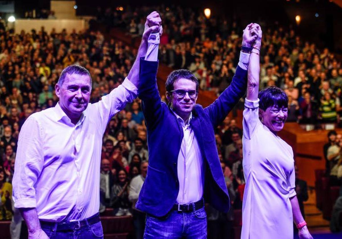 Arnaldo Otegi, Pello Otxandiano y Maddalen Iriarte, tras finalizar el acto de este domingo en el Palacio Euskalduna.