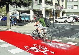 Cruce pintado de rojo en la calle Obispo Ballester, en Aranbizkarra.