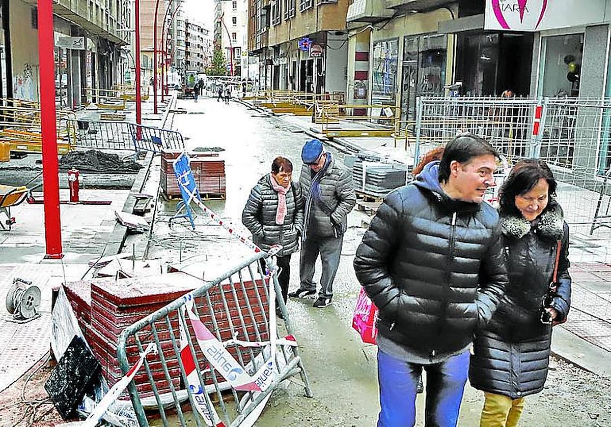 Aún no se ha asfaltado pero ya se puede transitar por lo que será la calzada y, en breve por las aceras que está a punto de acabarse.