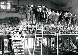 Sacos y personas aportan el peso para comprobar la resistencia de la construcción hacia 1925, durante las obras del llamado Salón General, tras el incendio del Teatro Circo.