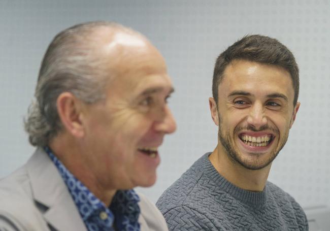 Carlos y Ander se ríen durante la conversación.