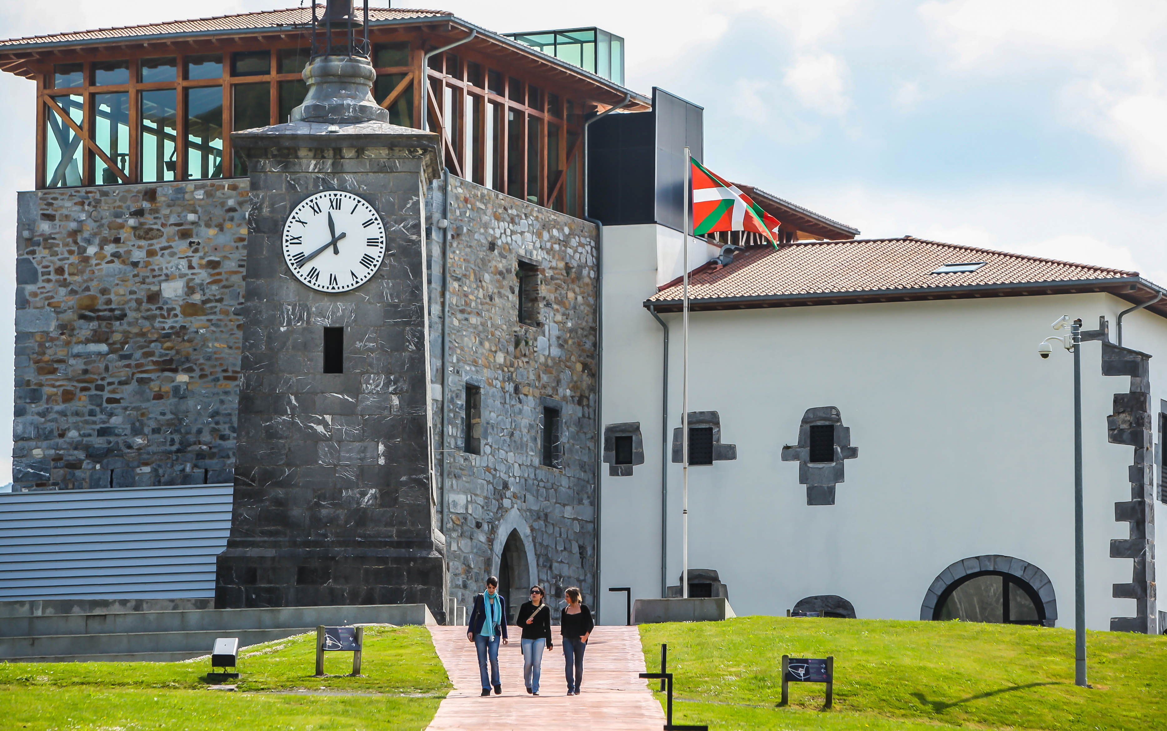 Imagen de la Torre Madariaga de Busturia que acoge el centro Ekoetxea Urdaibai.