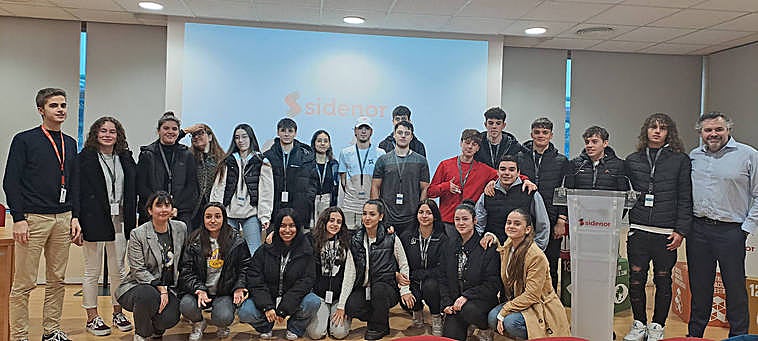 Los alumnos durante su visita a las instalaciones de Sidenor.