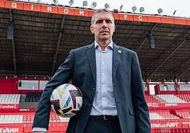 Delfí Geli, con un balón en el césped de Montilivi.