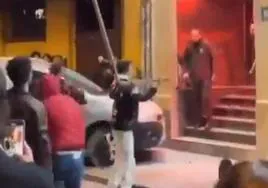 Atacan con barras de hierro e intentan atropellar a los porteros de una discoteca en Girona