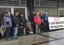 Los vecinos se manifestaron hace unos años en la consulta de pediatría de Traña-Matiena en contra de los recortes sanitarios.