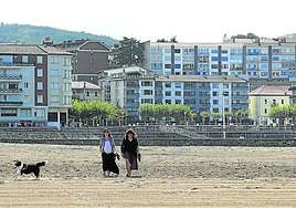 Vista desde la playa del paseo de Plentzia, donde el Ayuntamiento ha decidido cobrar un 50% más en el IBI a los pisos de los veraneantes.