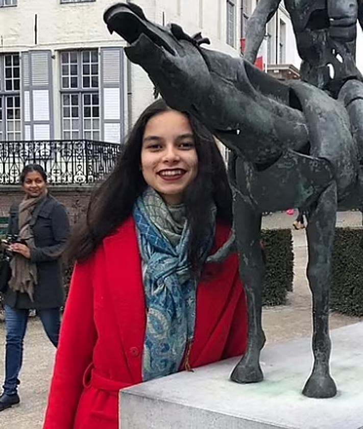 Imagen secundaria 2 - La ganadora, durante varios momentos de la gala, y en la imagen inferior, en una imagen antigua con el cabello largo.