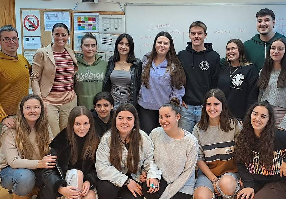 Los alumnos participantes junto a la alcaldesa, Mireia Elkoroibide.