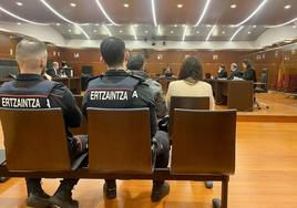 En primera fila, los dos procesados. Él vino directamente de prisión y escoltado por ertzainas.