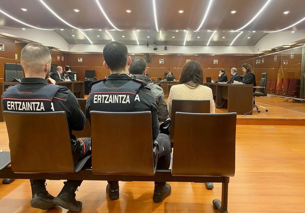 En primera fila, los dos procesados. Él vino directamente de prisión y escoltado por ertzainas.