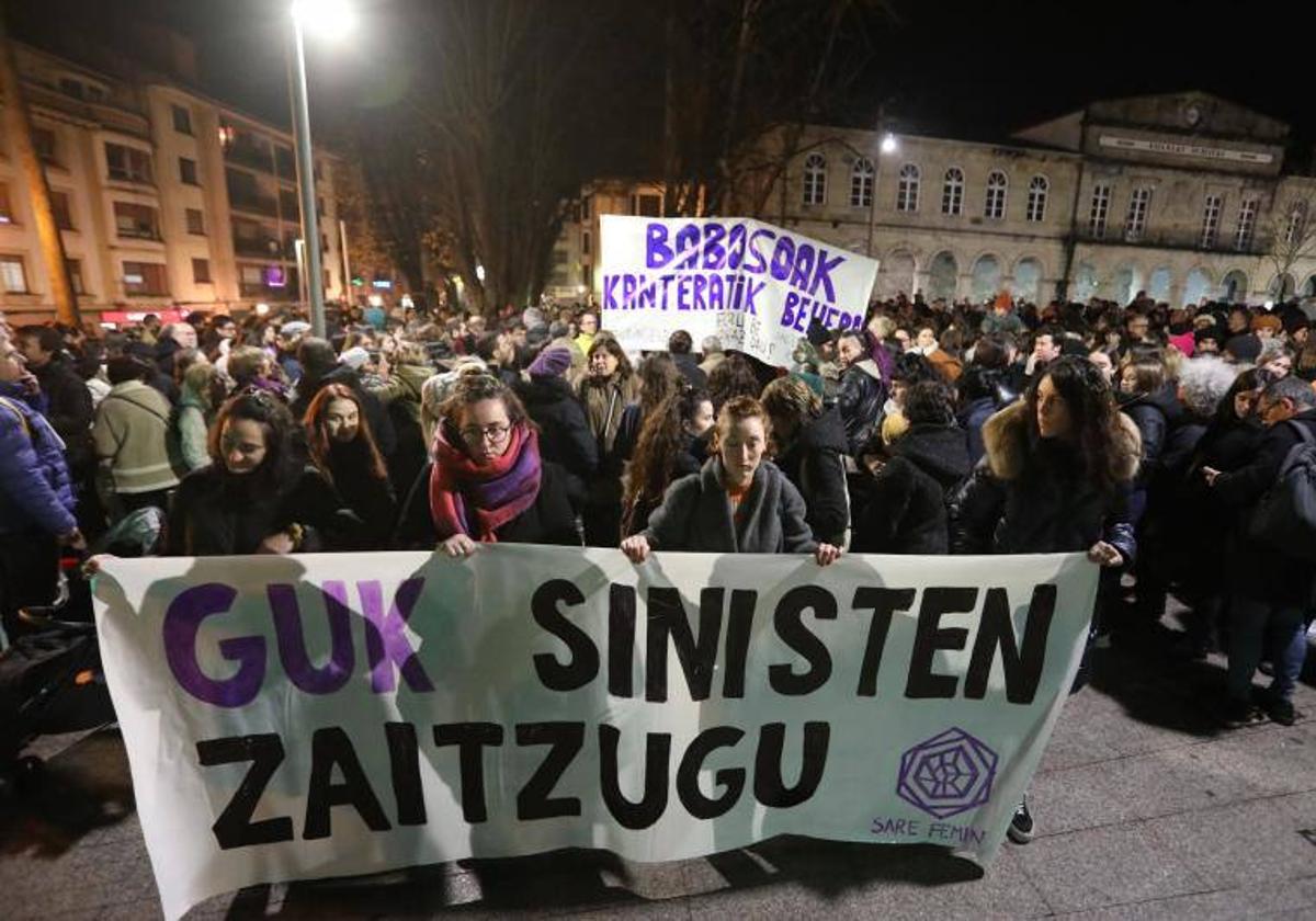 Cientos de vecinos de Gernika y la comarca de Busturialdea respondieron a la convocatoria de Gernikako Sare Feminista.