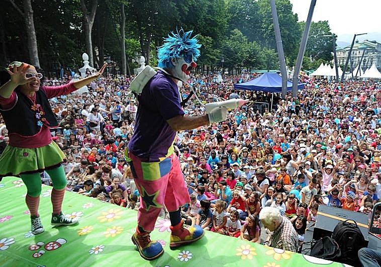 Actuacion de los payasos Pirritx, Porrotox eta Marimotots.