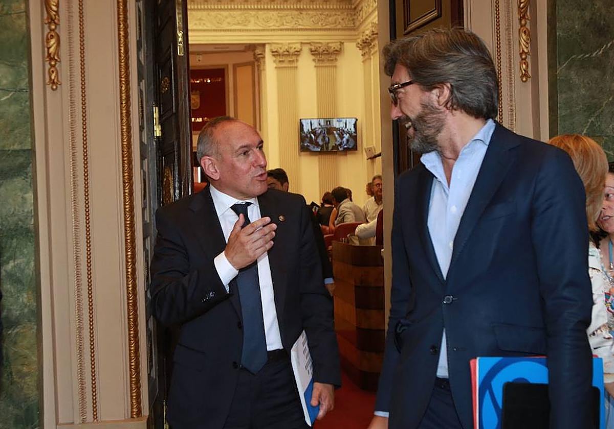 Iñaki Oyarzabal (PP) habla con Ramiro González (PNV) a la salida del pleno.