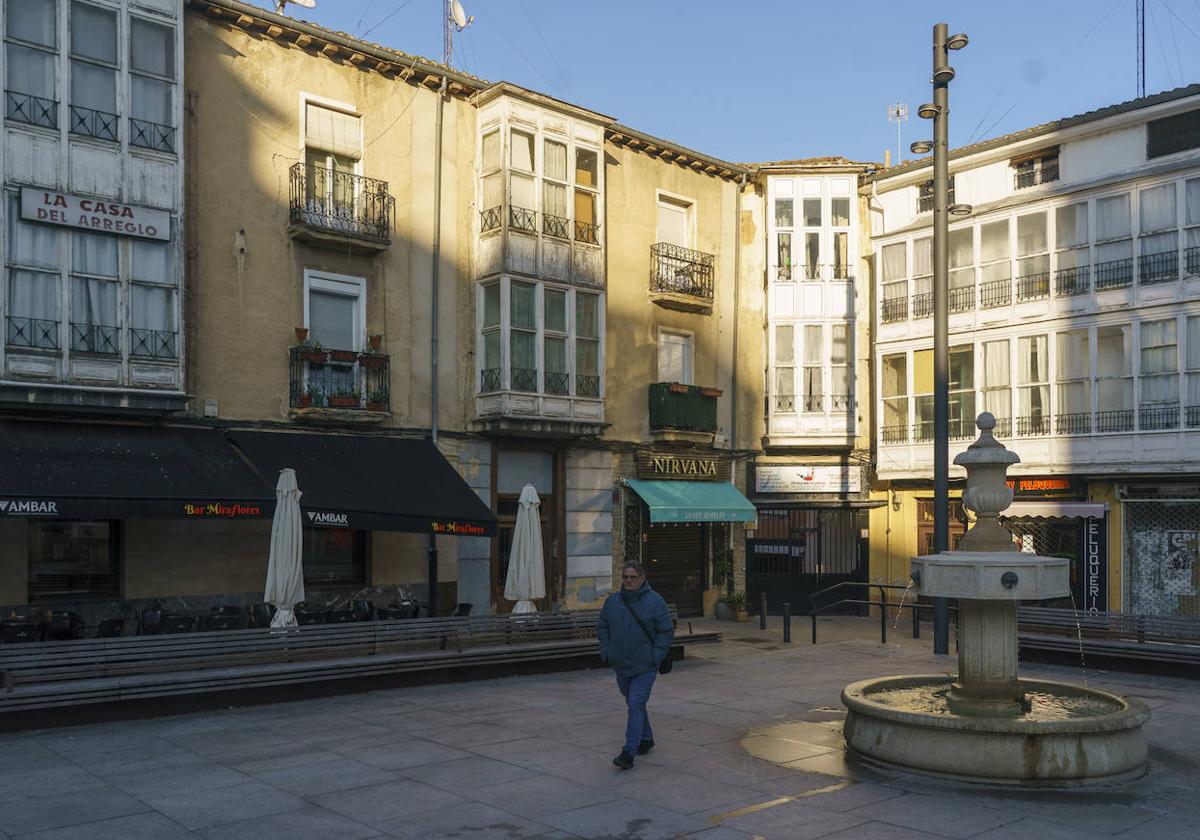 El número 4 de la Plaza del Hospital sufre un avanzado deterioro en la estructura y la fachada.