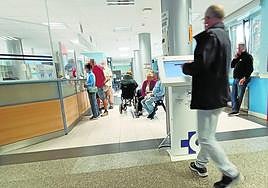 Un hombre coge turno en un centro de salud de Osakidetza.