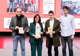 El concejal de Cultura y Deporte, Koldo Bilbao (segundo por la derecha) recogió el galardón.