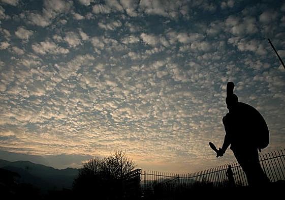 La silueta de la estatua del rey Leónidas, rey de Esparta, se dibuja en el estadio olimpico de Esparta.