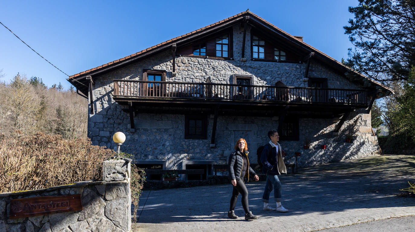 Una pareja de visitantes camina frente al Antsotegi de Etxebarria.