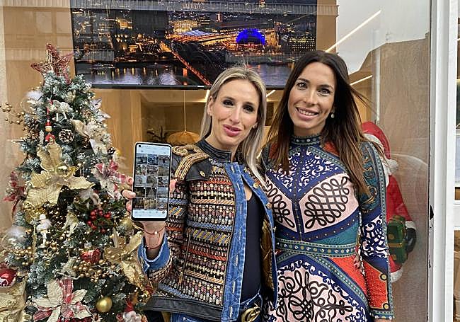 Lorea González y Sonia Asla posan junto a su tienda en Las Arenas.