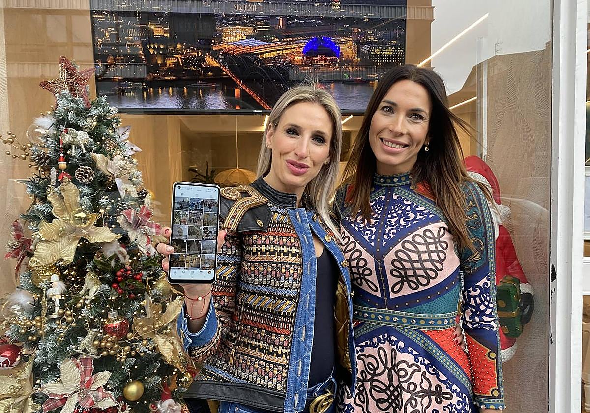 Lorea González y Sonia Asla frente a la tienda Grupo Siguiente Destino de Las Arenas. .
