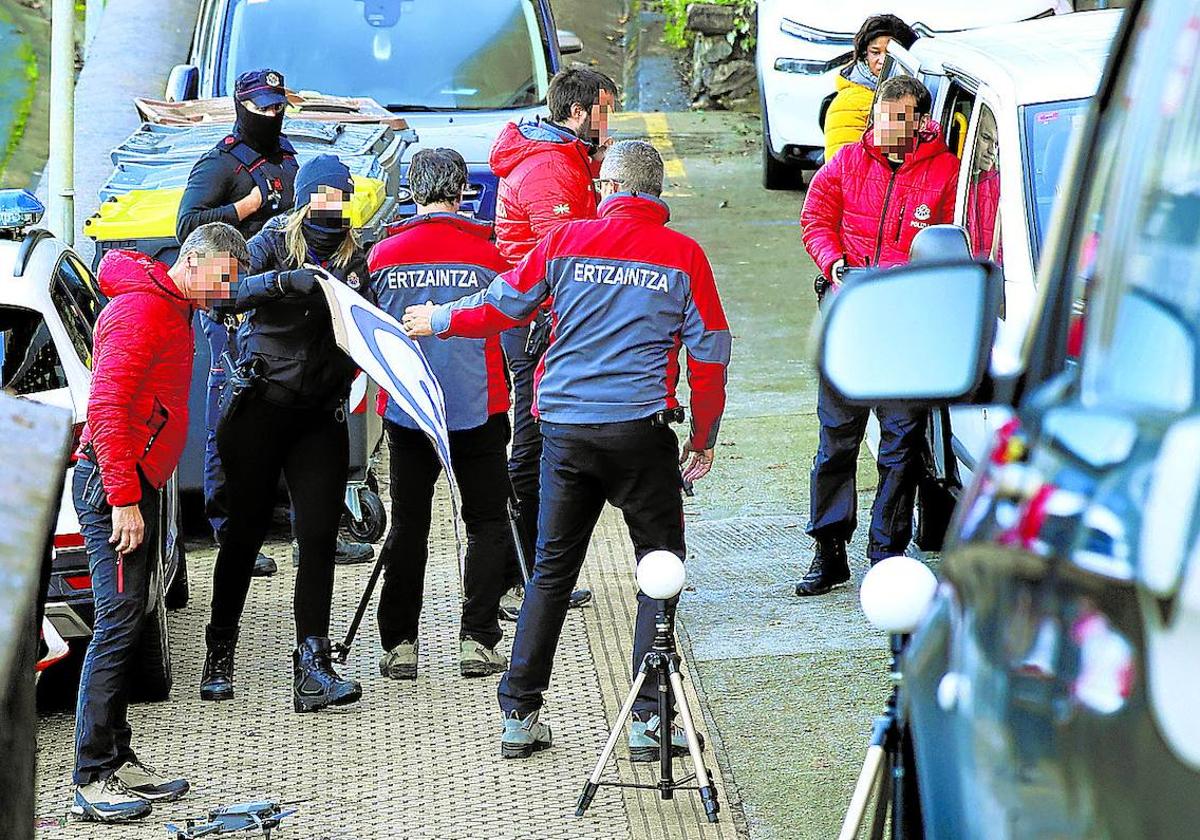 Miembros de la Ertzaintza, con la ayuda de drones, revisan el escenario donde cayó muerta la mujer de 75 años por una bala perdida.