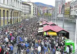 Una multitud recorre el lateral del Arriaga, donde se congregarán una docena de txosnas de la BBK.