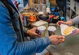 La respuesta de un bar a un cliente que se queja porque el café para llevar es más caro