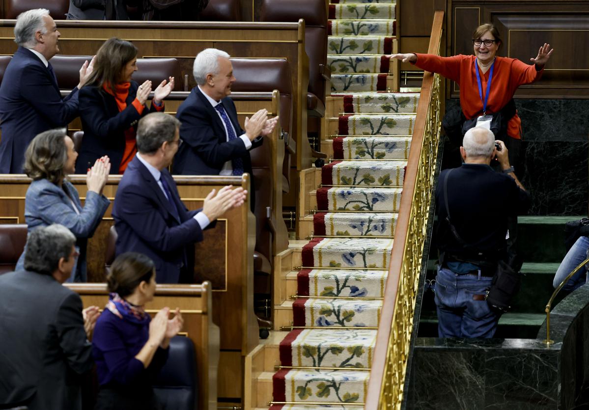 Emilia recibe los aplausos de los diputados.