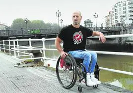 David Mouriz, jugador del Bidaideak, posa junto a la Ría a la altura del Ayuntamiento de Bilbao.