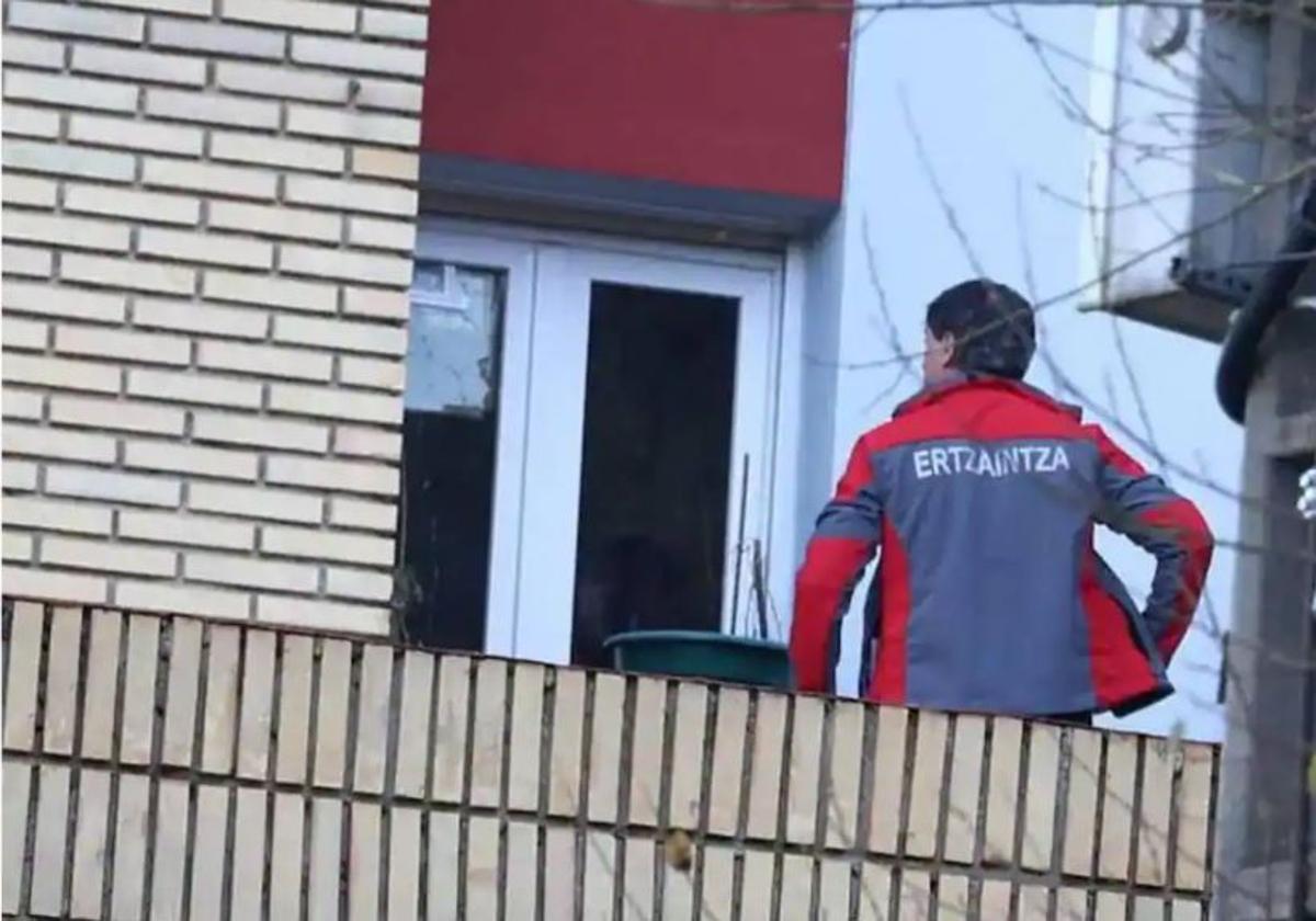 La Ertzaintza analiza la zona próxima a la vivienda de Deba donde falleció el domingo la mujer a consecuencia de un disparo.