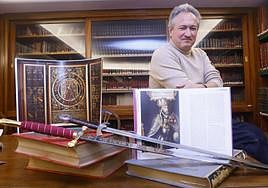 Ramón Jiménez Fraile entre libros y espadas. La de empuñadura roja es una réplica del arma con la que Carlos V entró en Vitoria por Portal del Rey.
