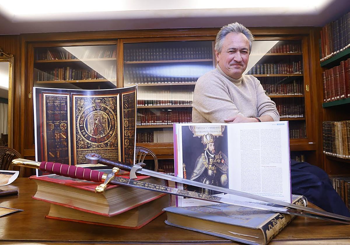 Ramón Jiménez Fraile entre libros y espadas. La de empuñadura roja es una réplica del arma con la que Carlos V entró en Vitoria por Portal del Rey.