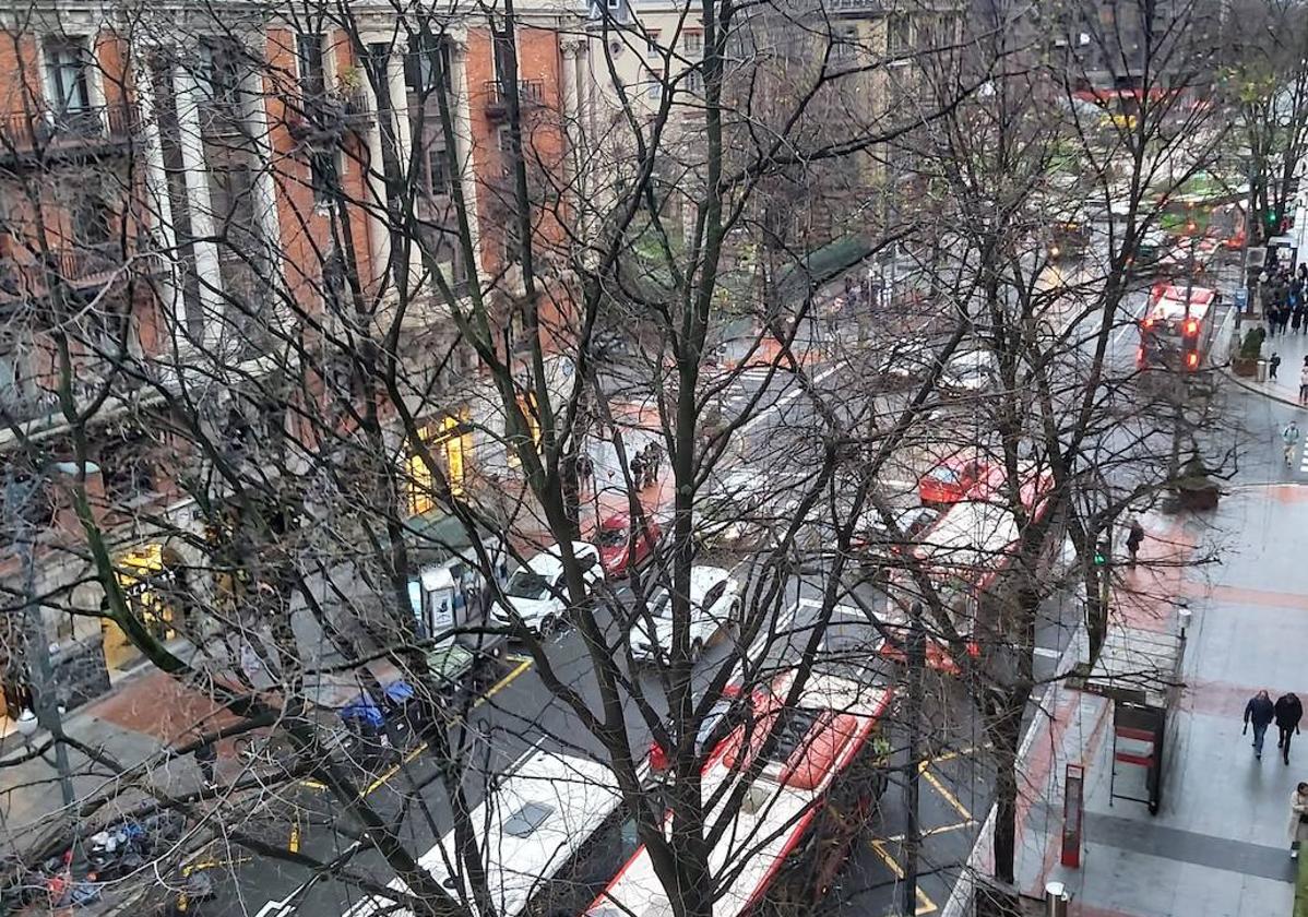 La caravana de coches de la Ertzaintza colapsa a primera hora el tráfico el centro de Bilbao