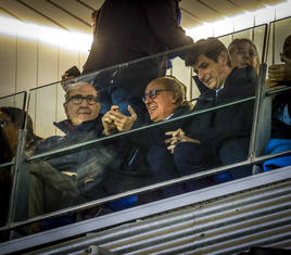 El presidente del club albiazul, Alfonso Fernández de Trocóniz, este jueves, en el palco de Mendizorroza, junto al diputado general de Álava, Ramiro González.