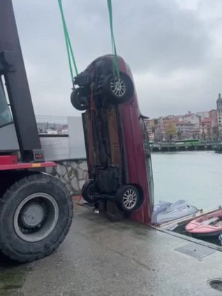 Un coche cae al puerto de Bermeo