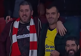 El buen rollo de un hincha del Athletic y otro de Las Palmas en la grada