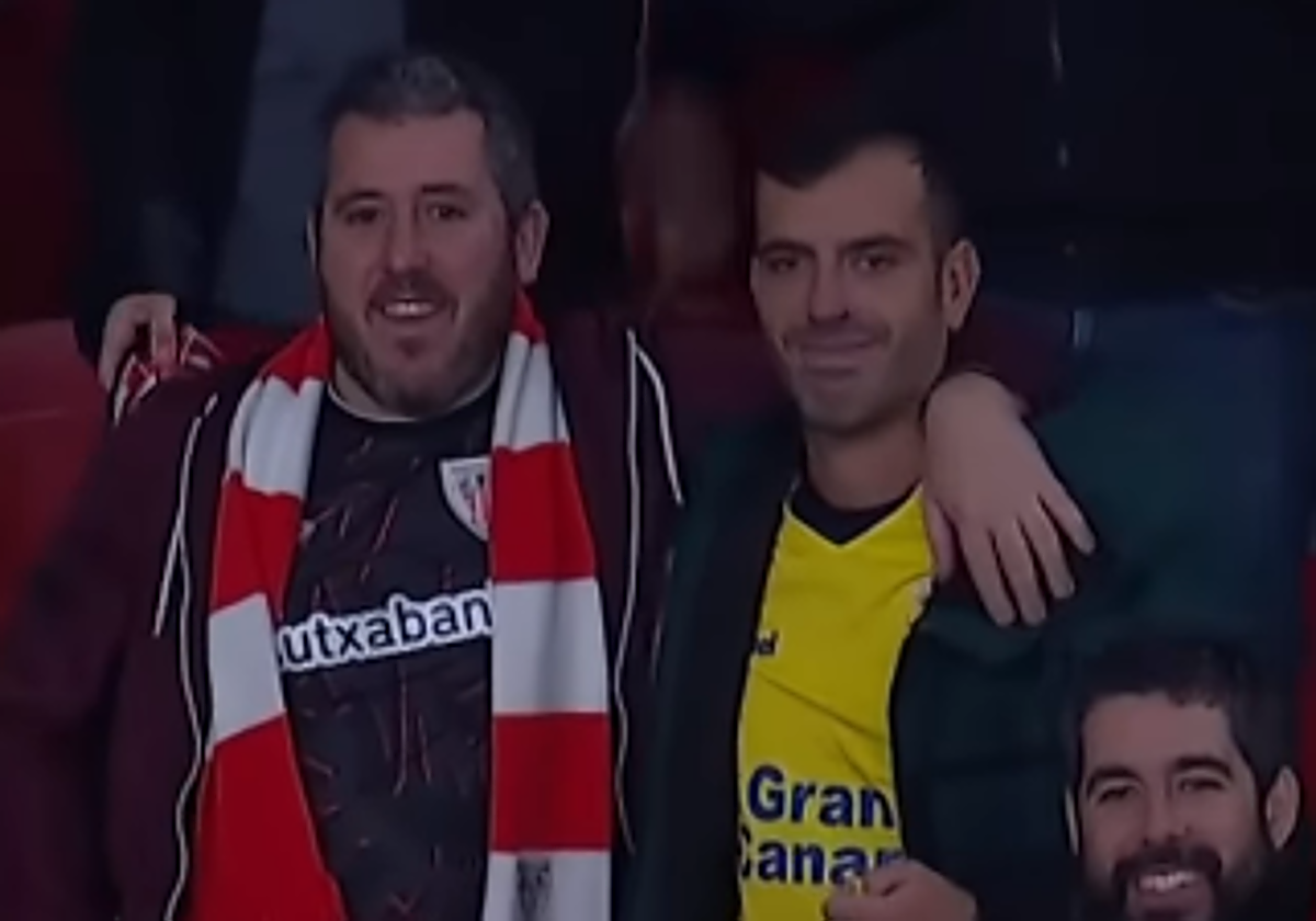 El buen rollo de un hincha del Athletic y otro de Las Palmas en la grada