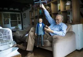 Néstor Basterretxea con una marioneta con su imagen en su casa de Hondarribia en 2013.