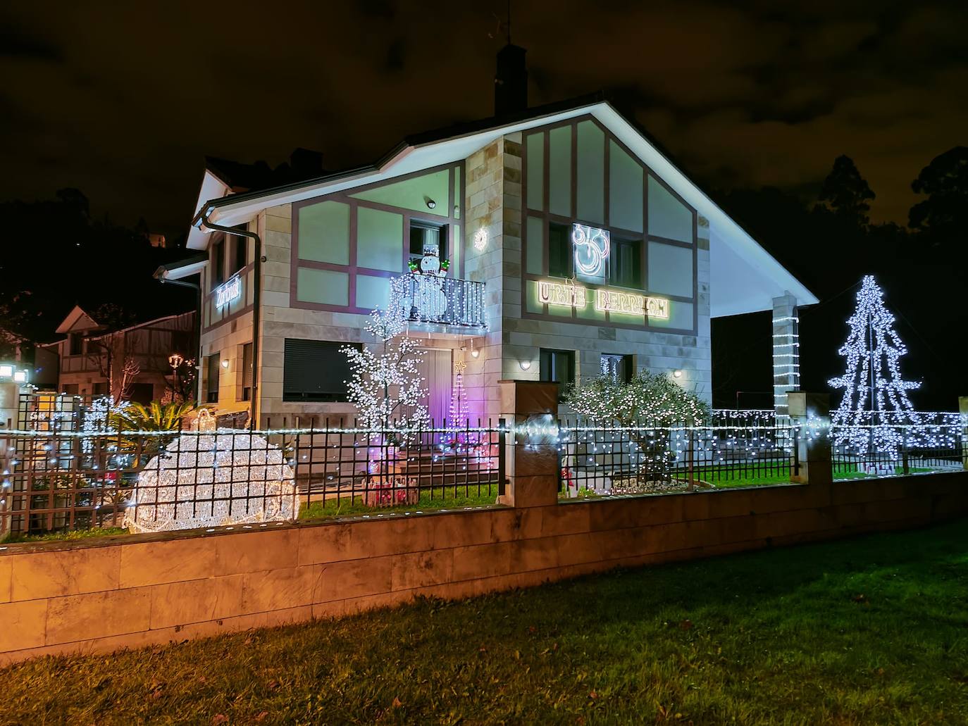 La decoración navideña del barrio baracaldés de Gorostiza en imágenes