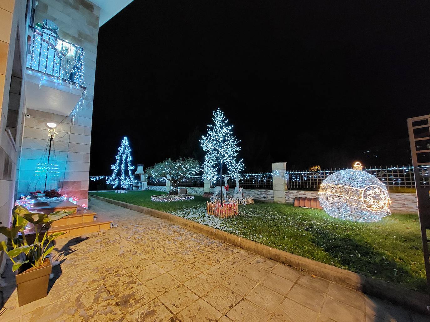 La decoración navideña del barrio baracaldés de Gorostiza en imágenes