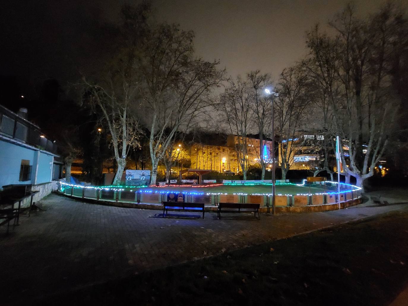 La decoración navideña del barrio baracaldés de Gorostiza en imágenes