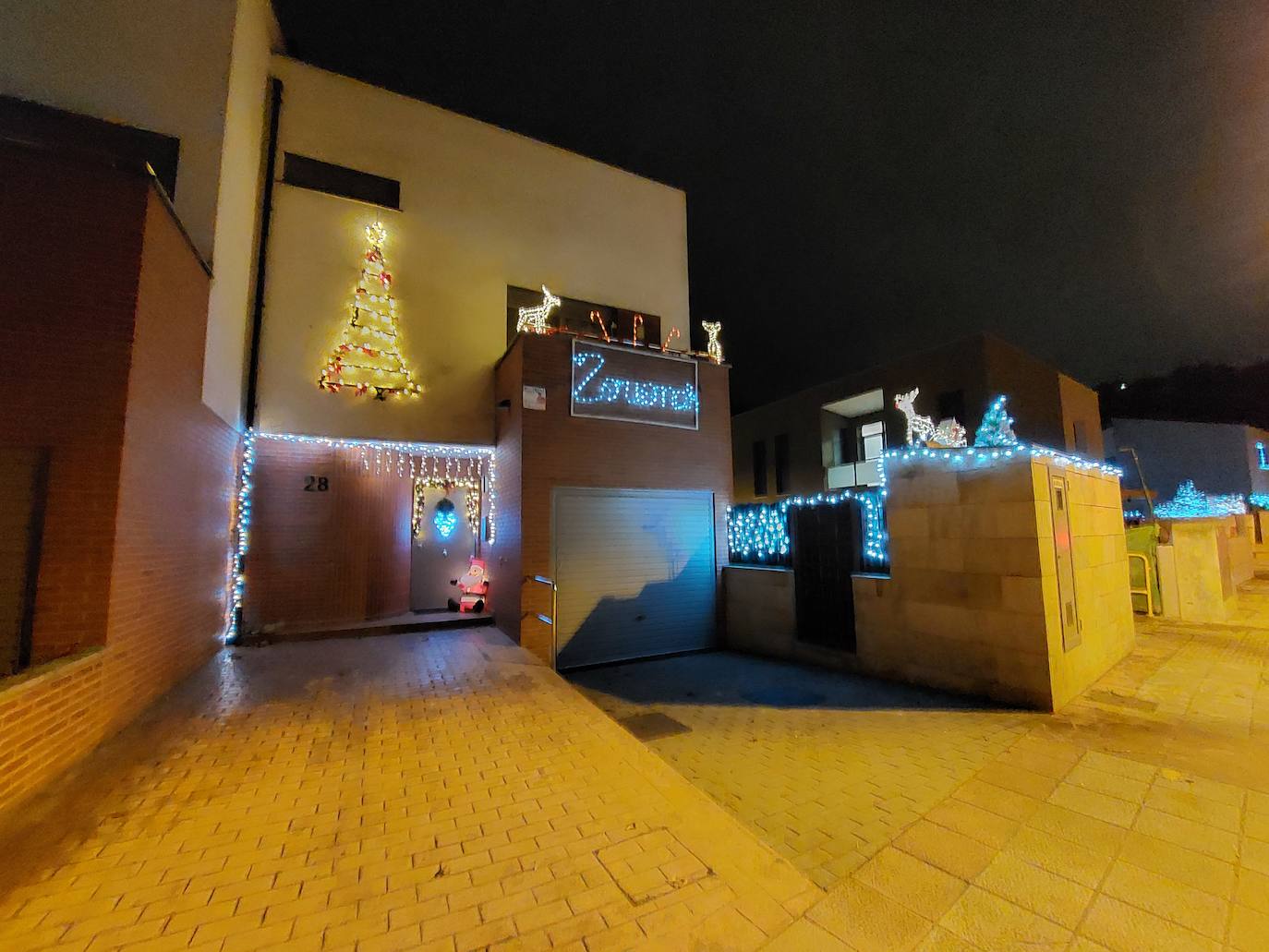 La decoración navideña del barrio baracaldés de Gorostiza en imágenes